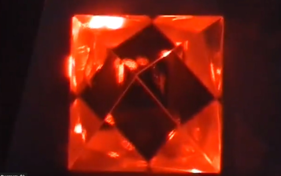 Pyramid with lithium niobate